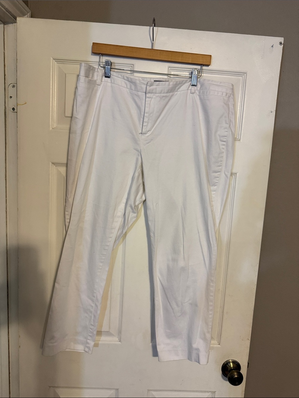 Roz & Ali White Cropped Ankle Pants